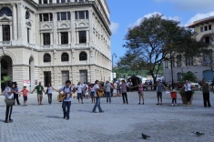Ronda para Teresita Fernández en la Plaza de San Francisco de Asís, Habana Vieja