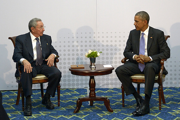 Raúl Castro y Barack Obama en la Cumbre de las Américas de Panamá, abril de 2015. Foto: Estudios Revolución